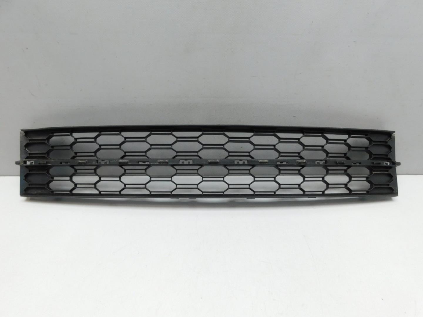 Решетка в бампер центральная