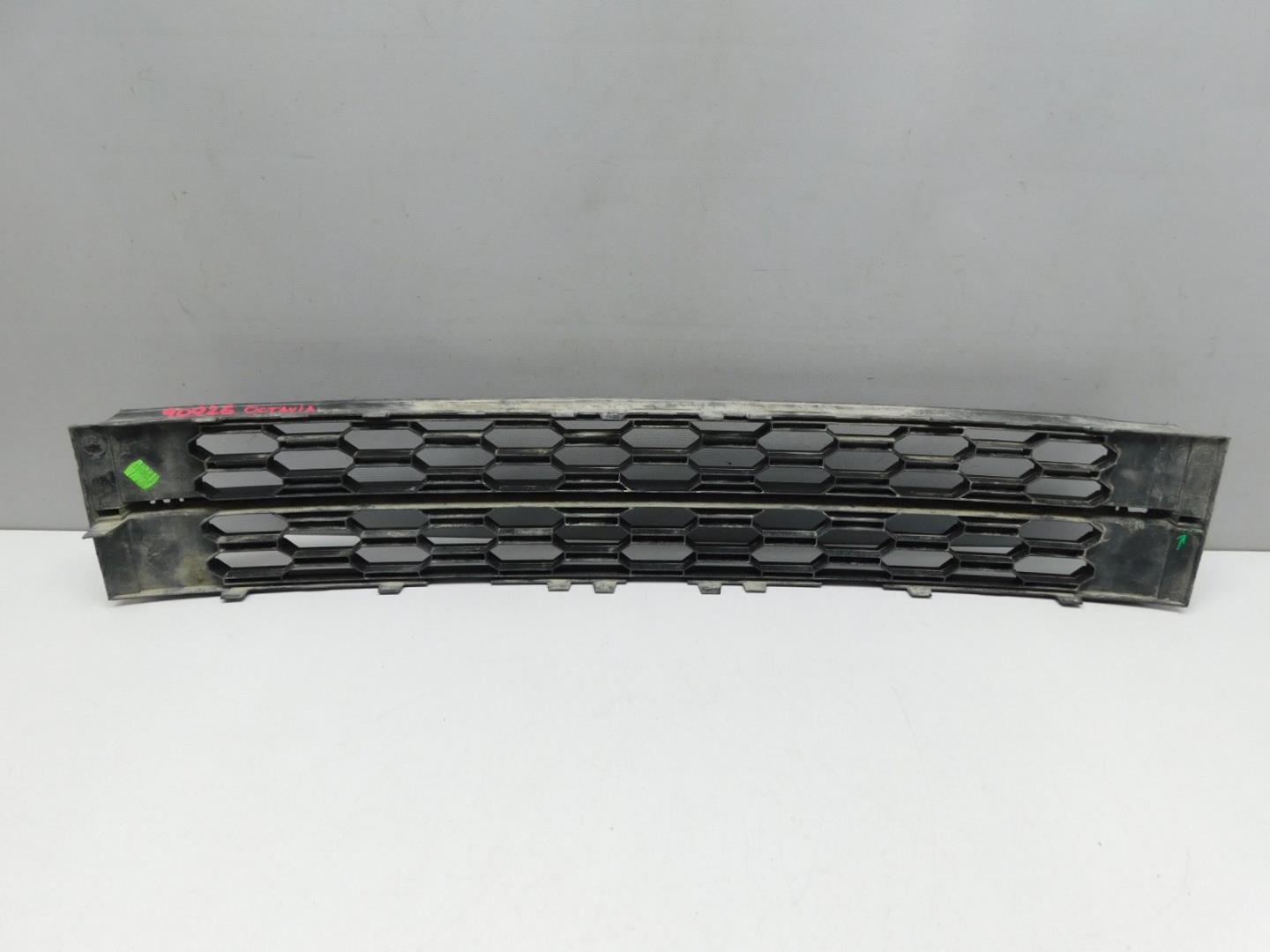 Решетка в бампер центральная