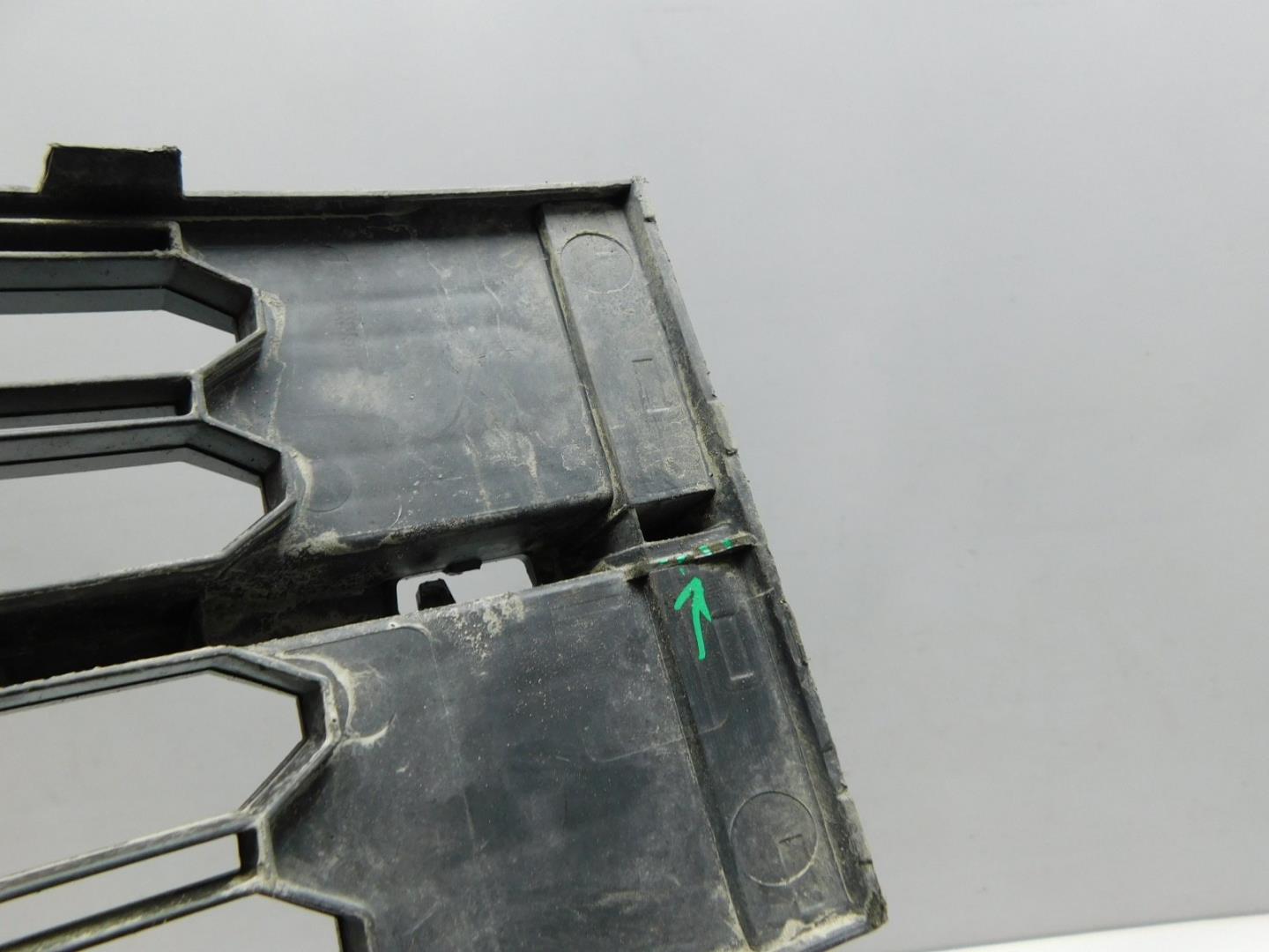 Решетка в бампер центральная