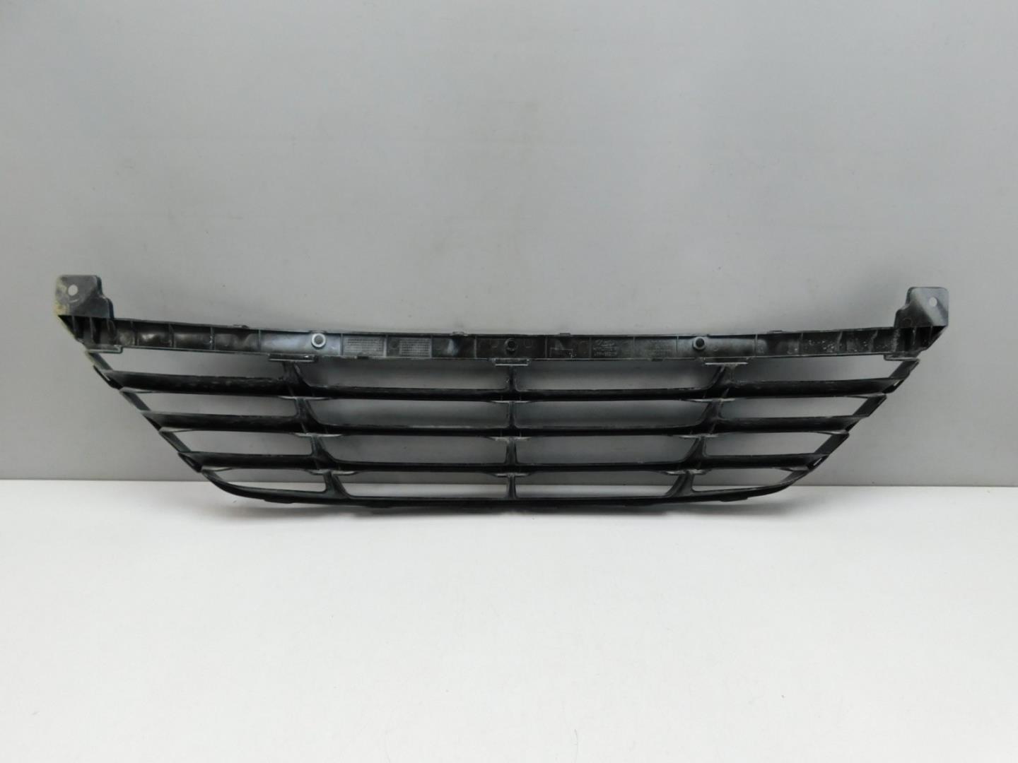 Решетка в бампер центральная