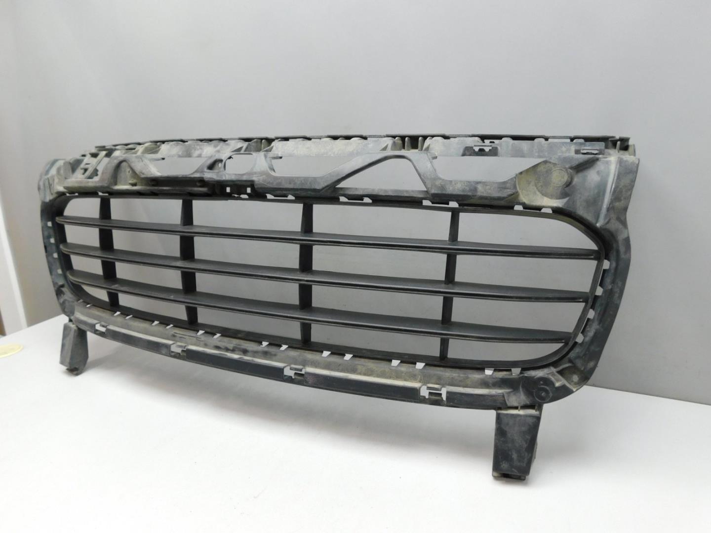 Решетка в бампер центральная