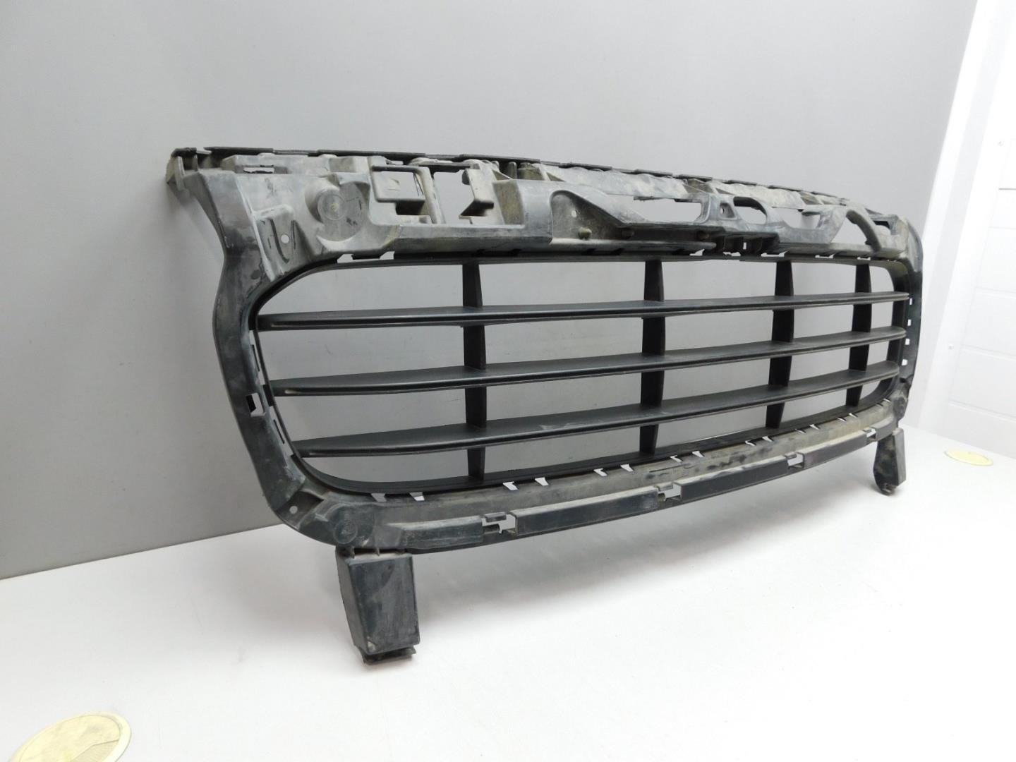 Решетка в бампер центральная