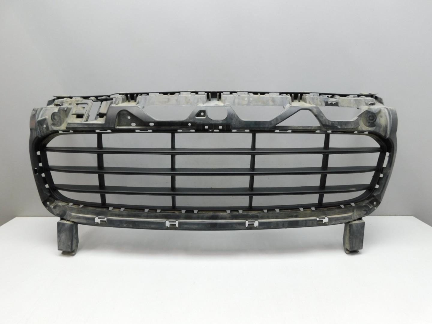 Решетка в бампер центральная