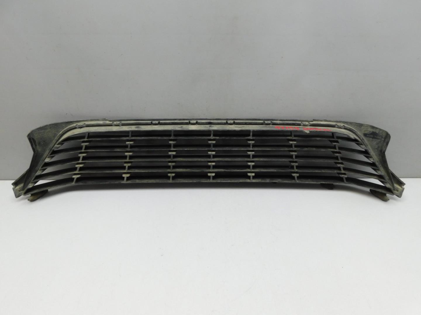 Решетка в бампер центральная