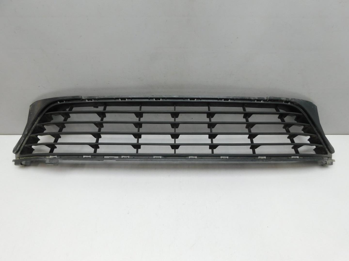 Решетка в бампер центральная