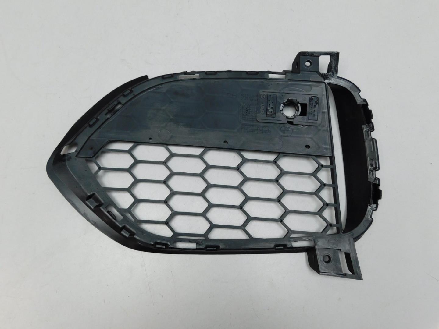 Решетка в бампер правая