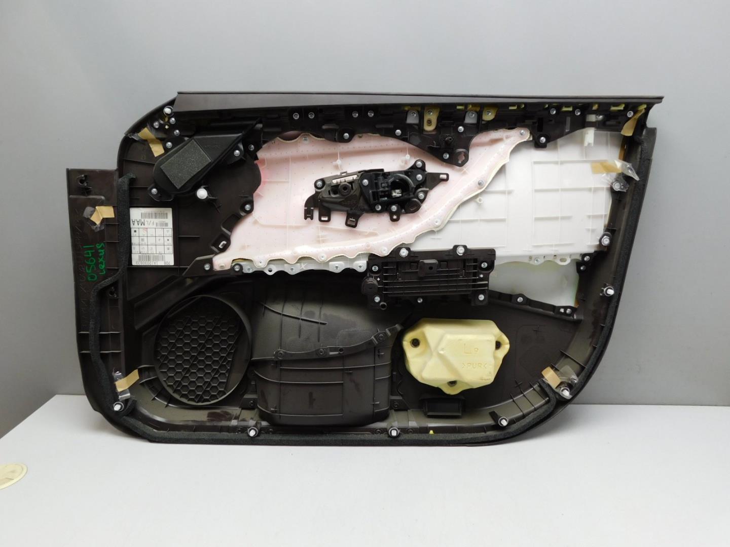 Обшивка двери передней левой