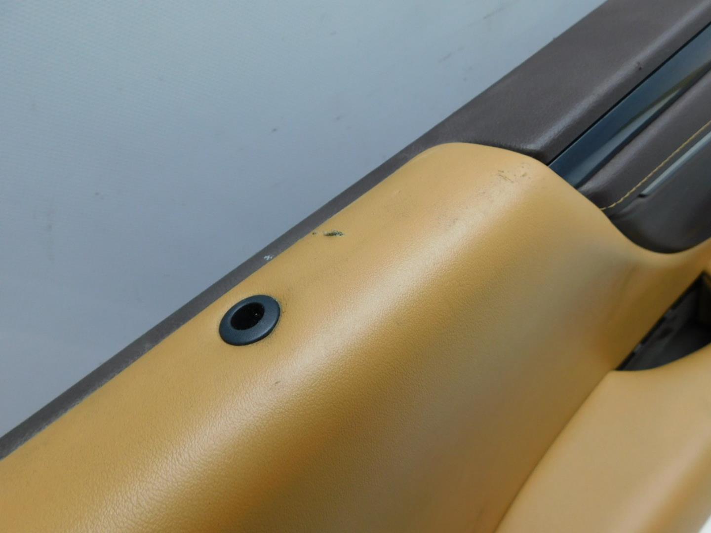 Обшивка двери передней левой