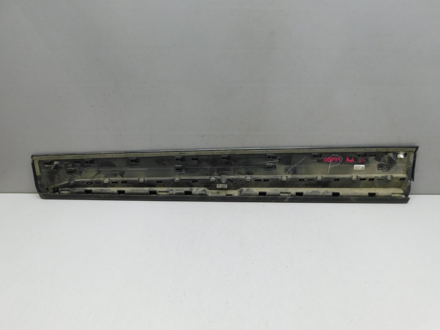 Накладка двери передней правой