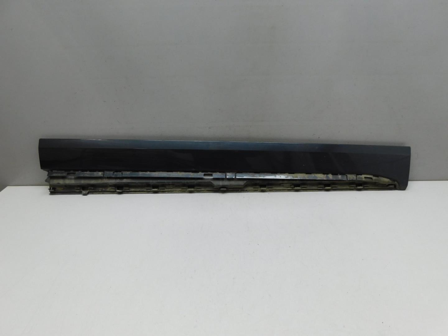 Накладка двери передней правой