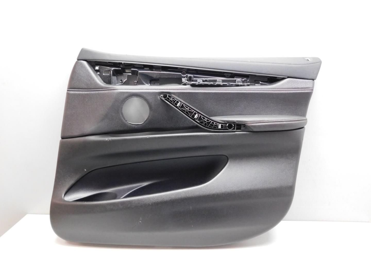 Обшивка двери передней правой