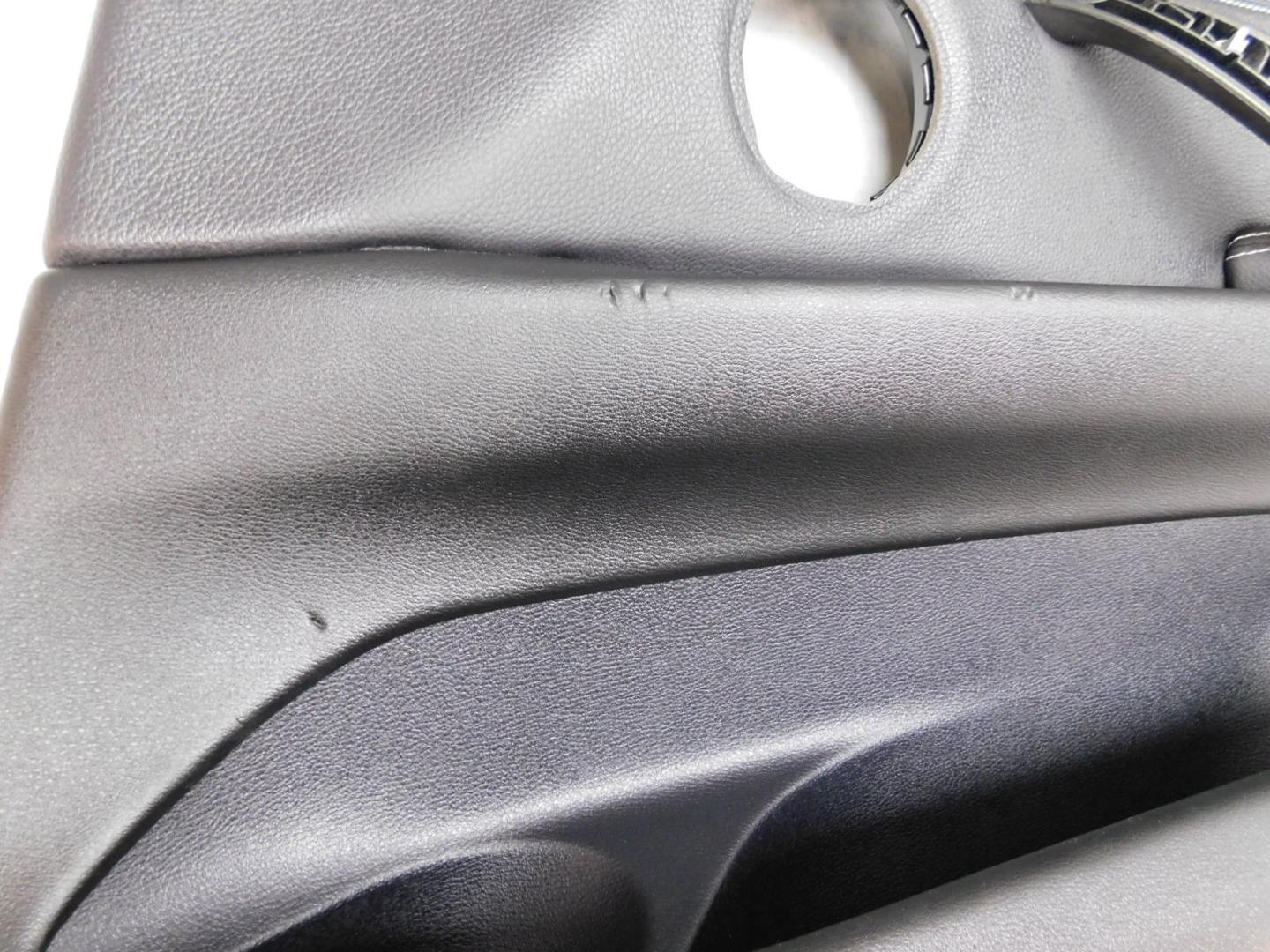 Обшивка двери передней правой