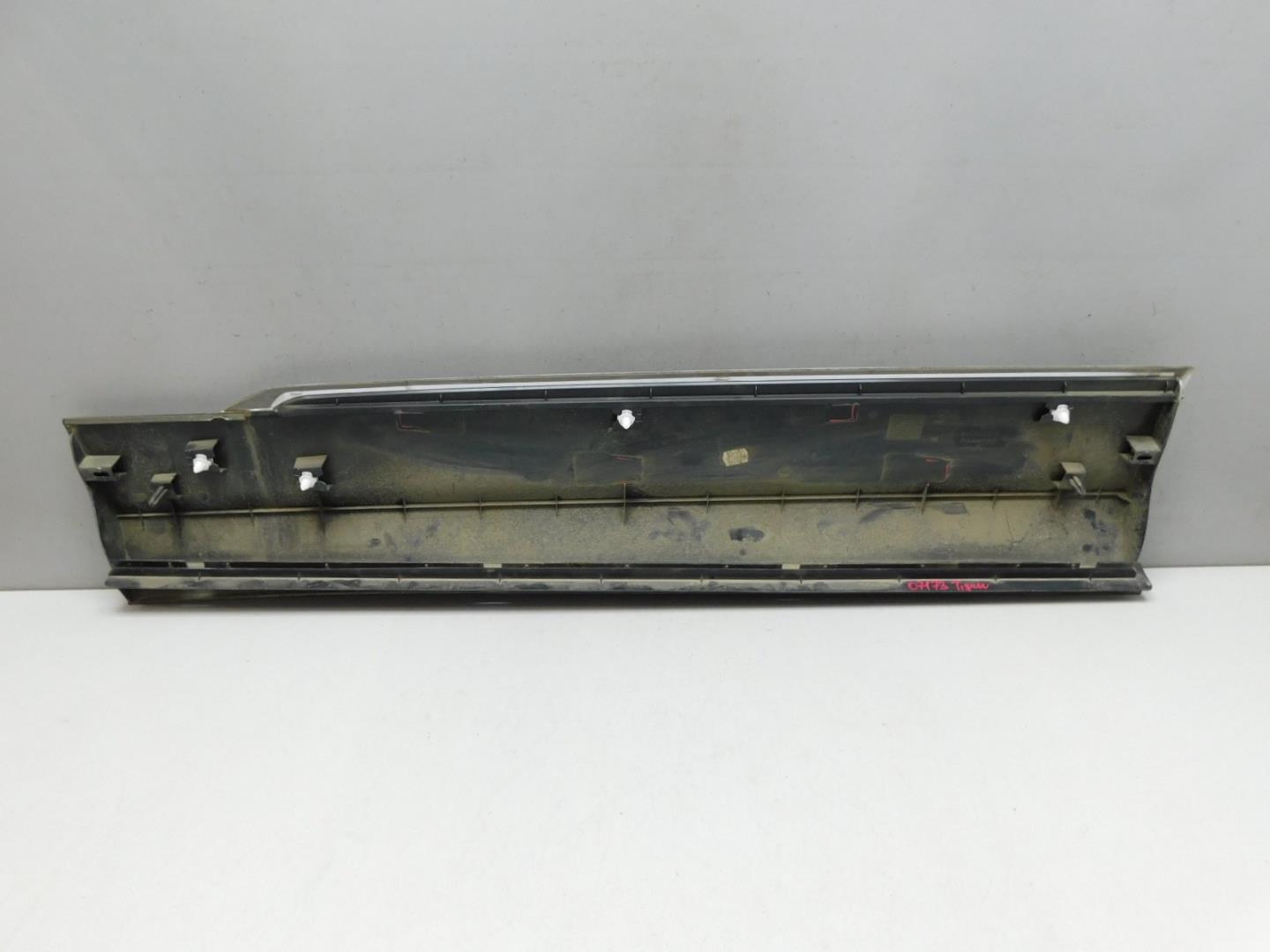 Накладка двери передней правой