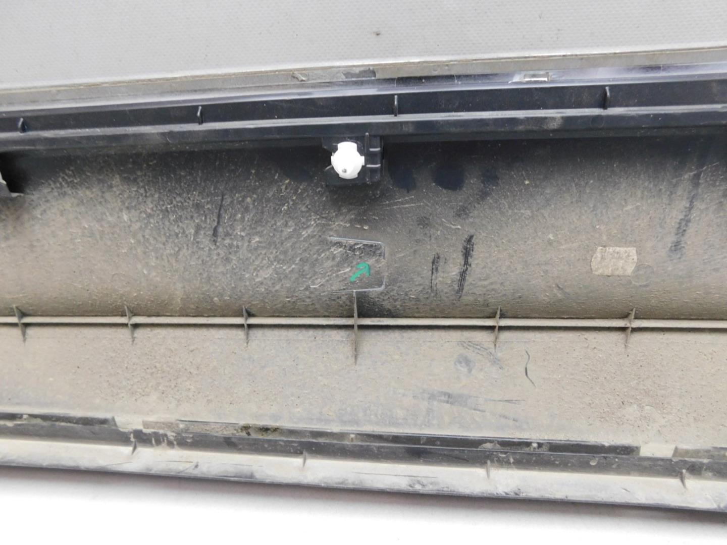 Накладка двери передней правой