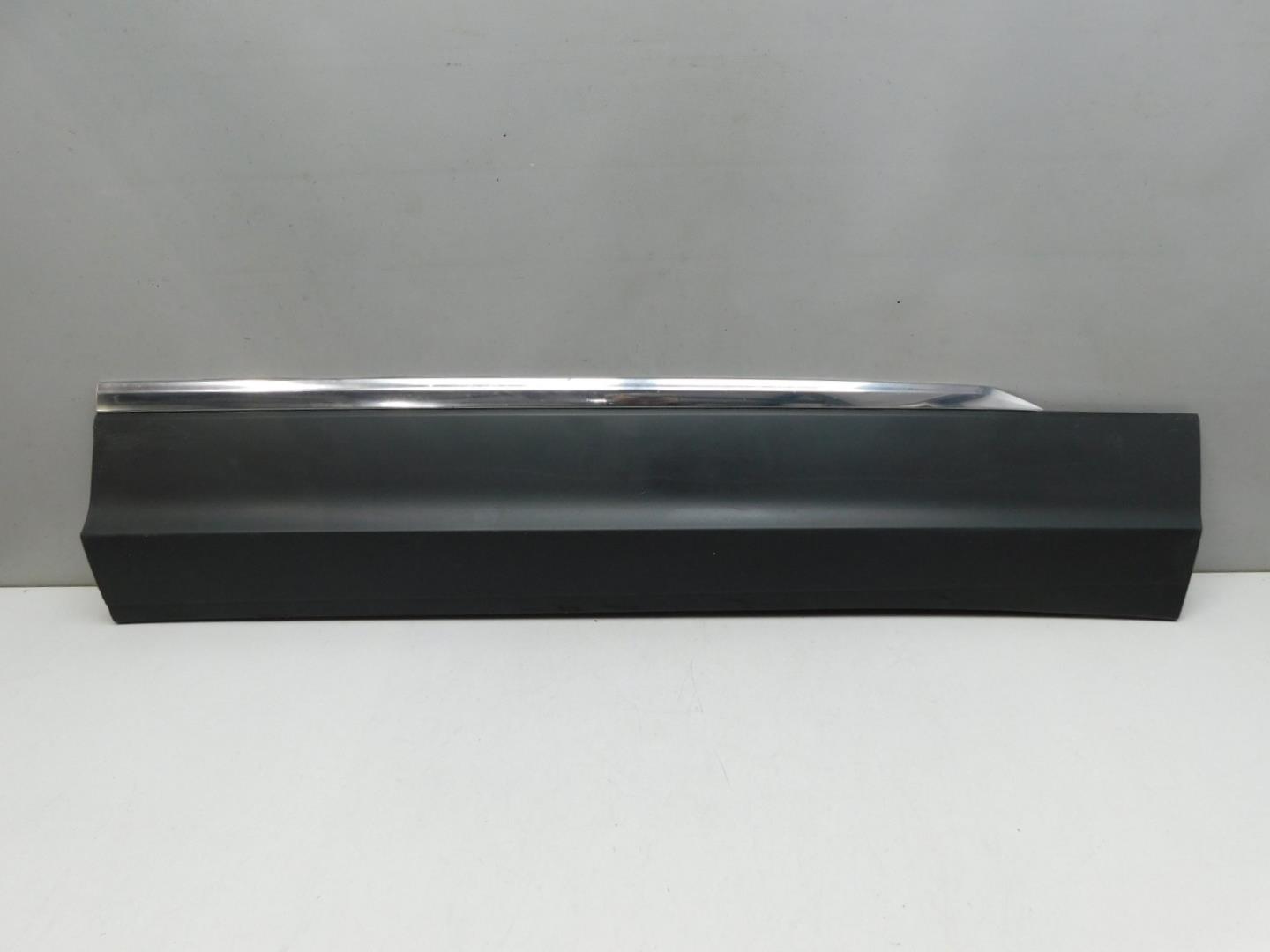 Накладка двери передней правой