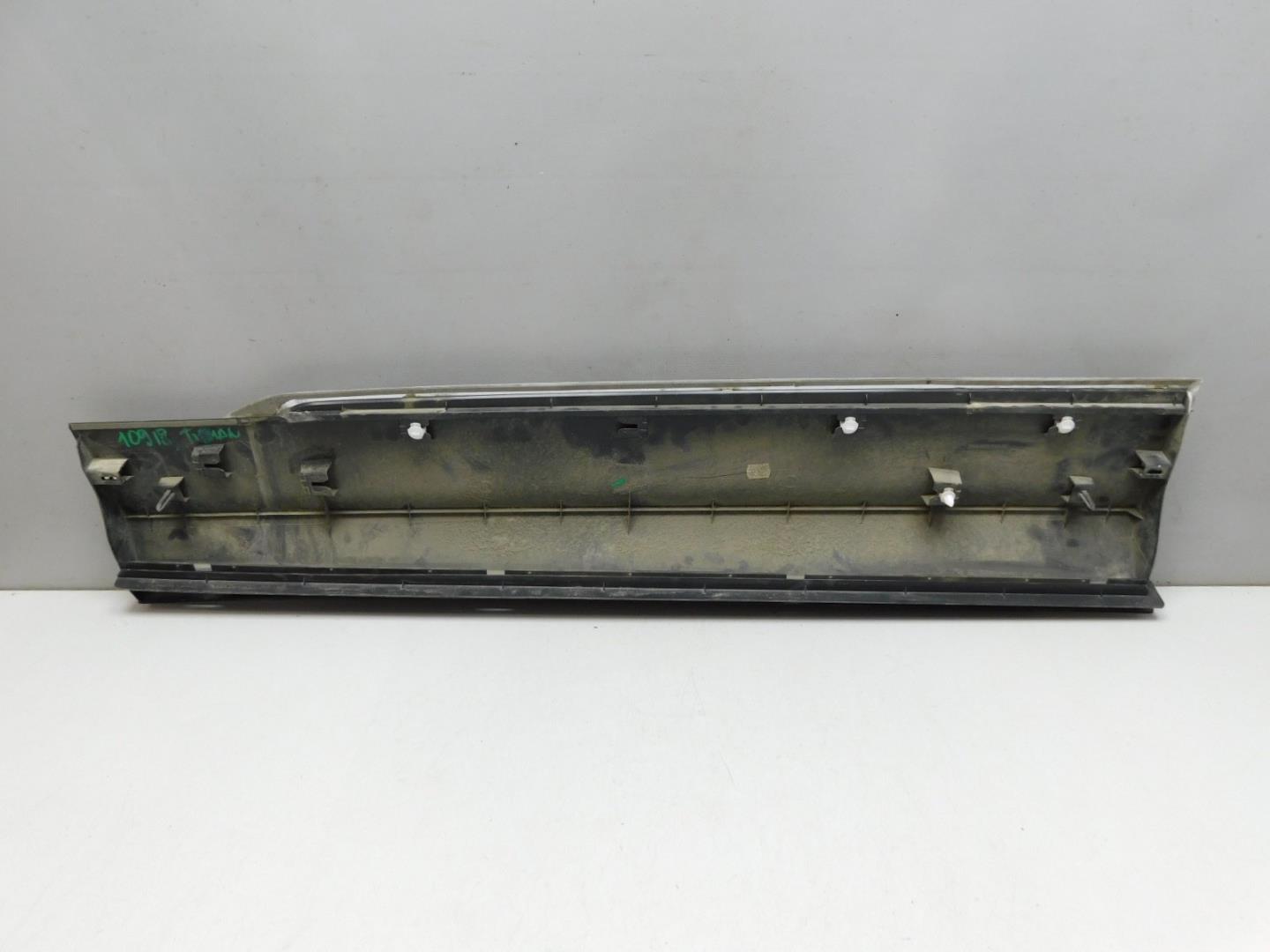 Накладка двери передней правой