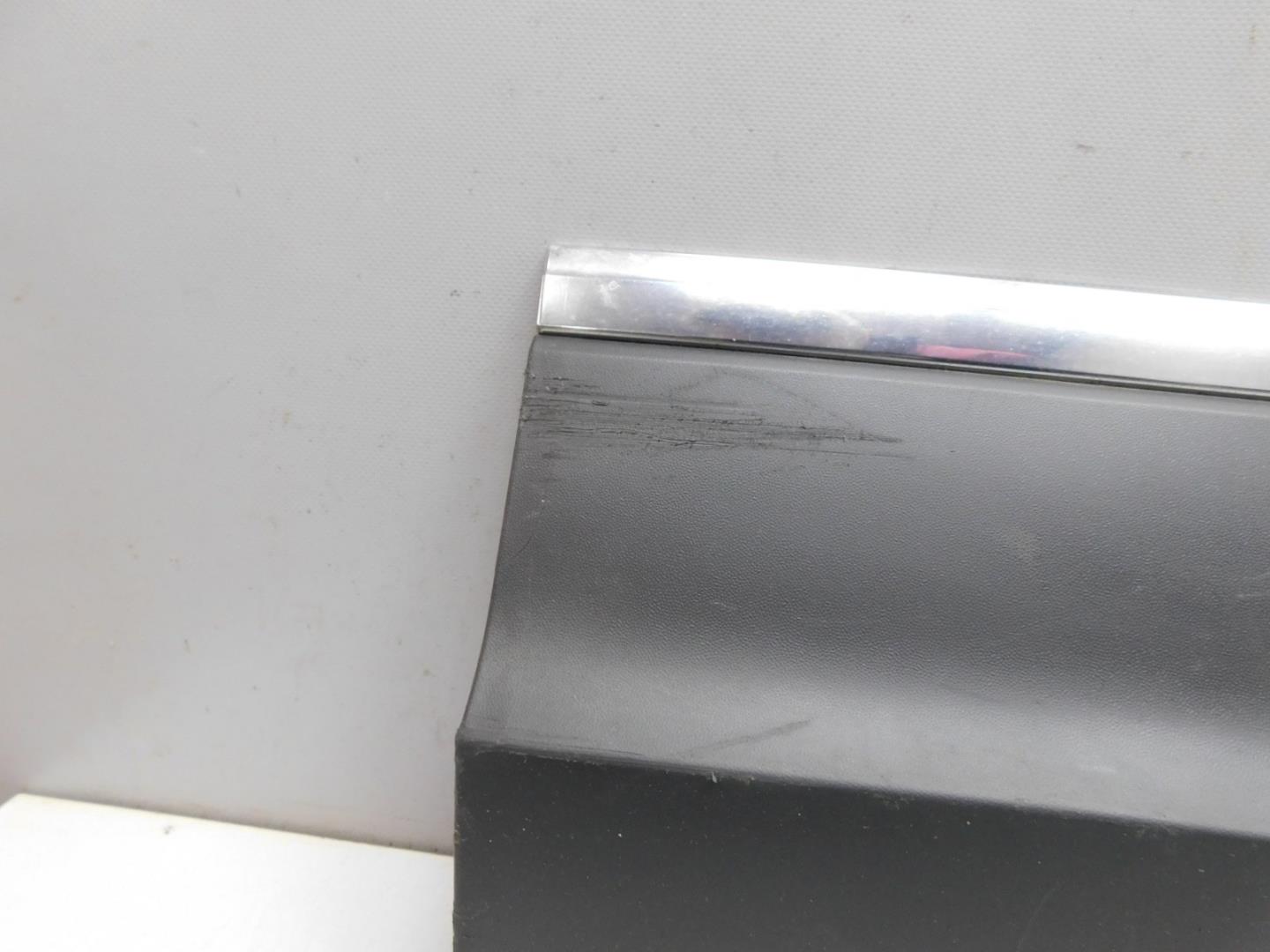 Накладка двери передней правой