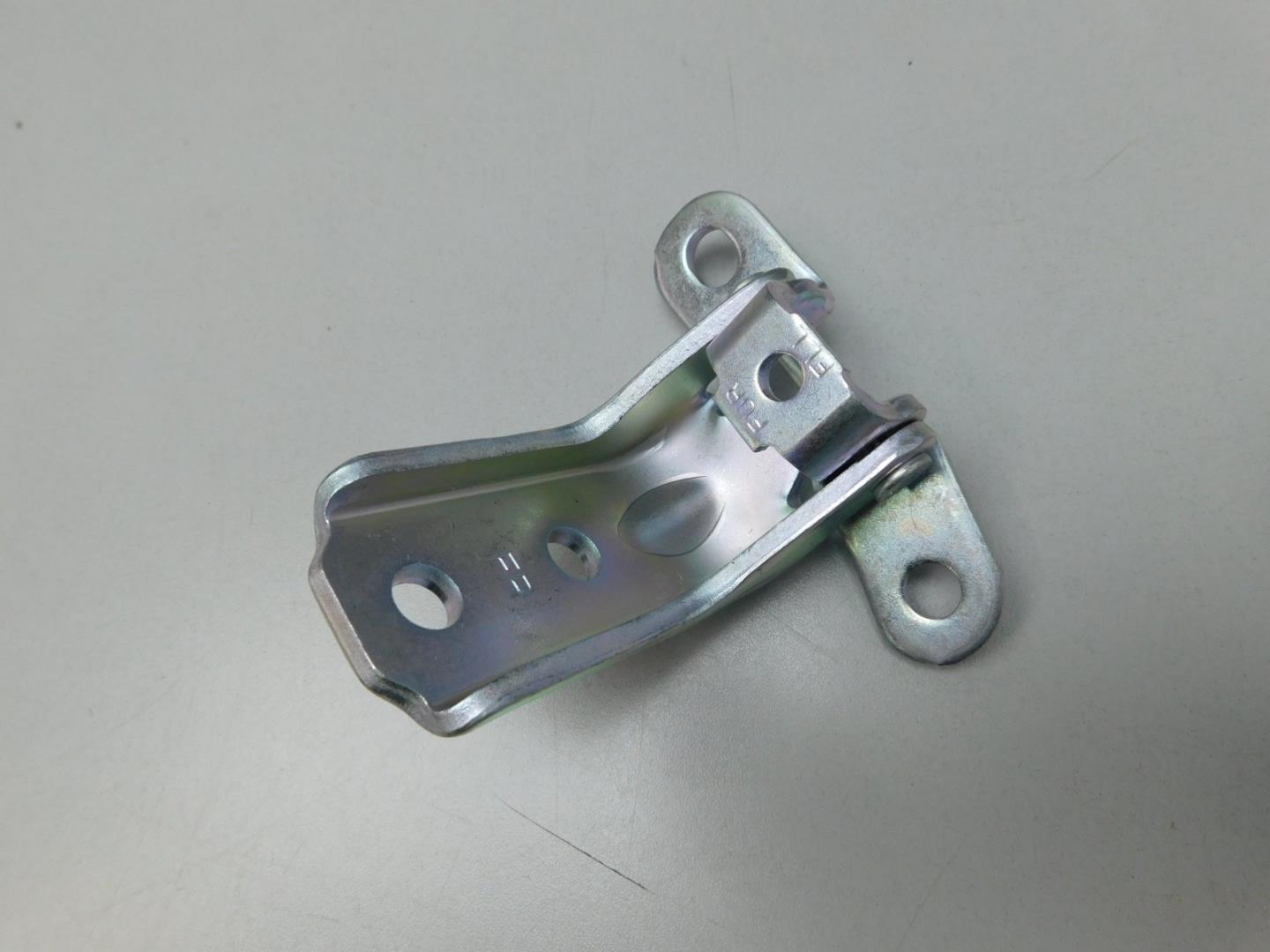 Петля двери передней правой верхняя