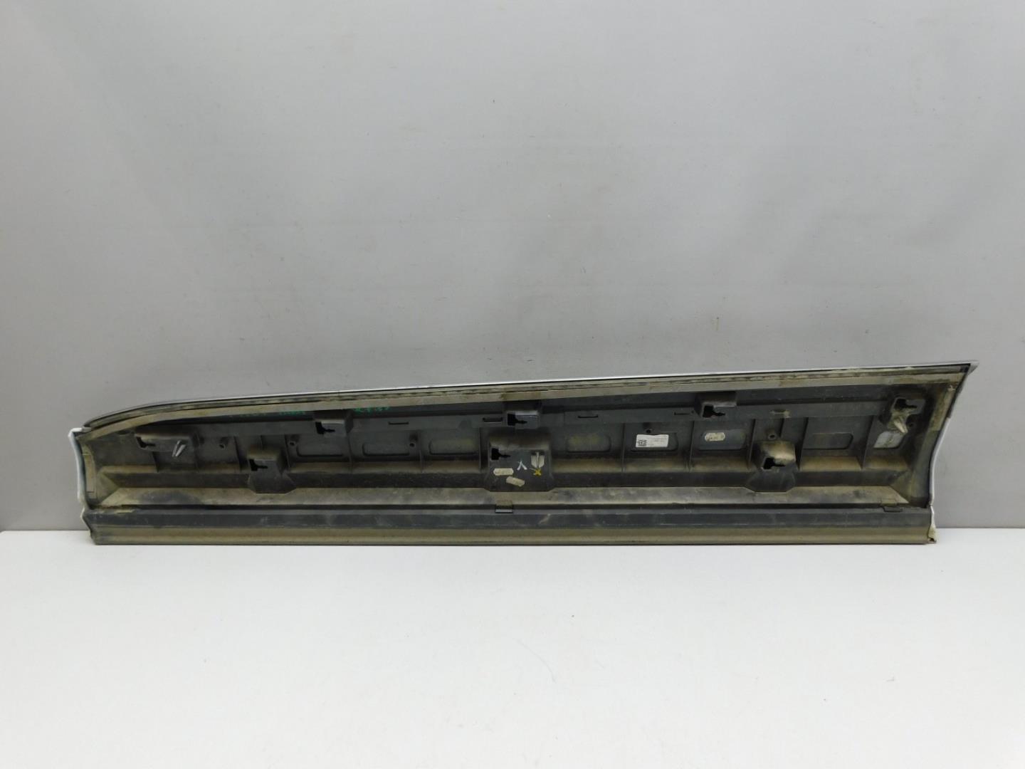 Накладка двери передней правой