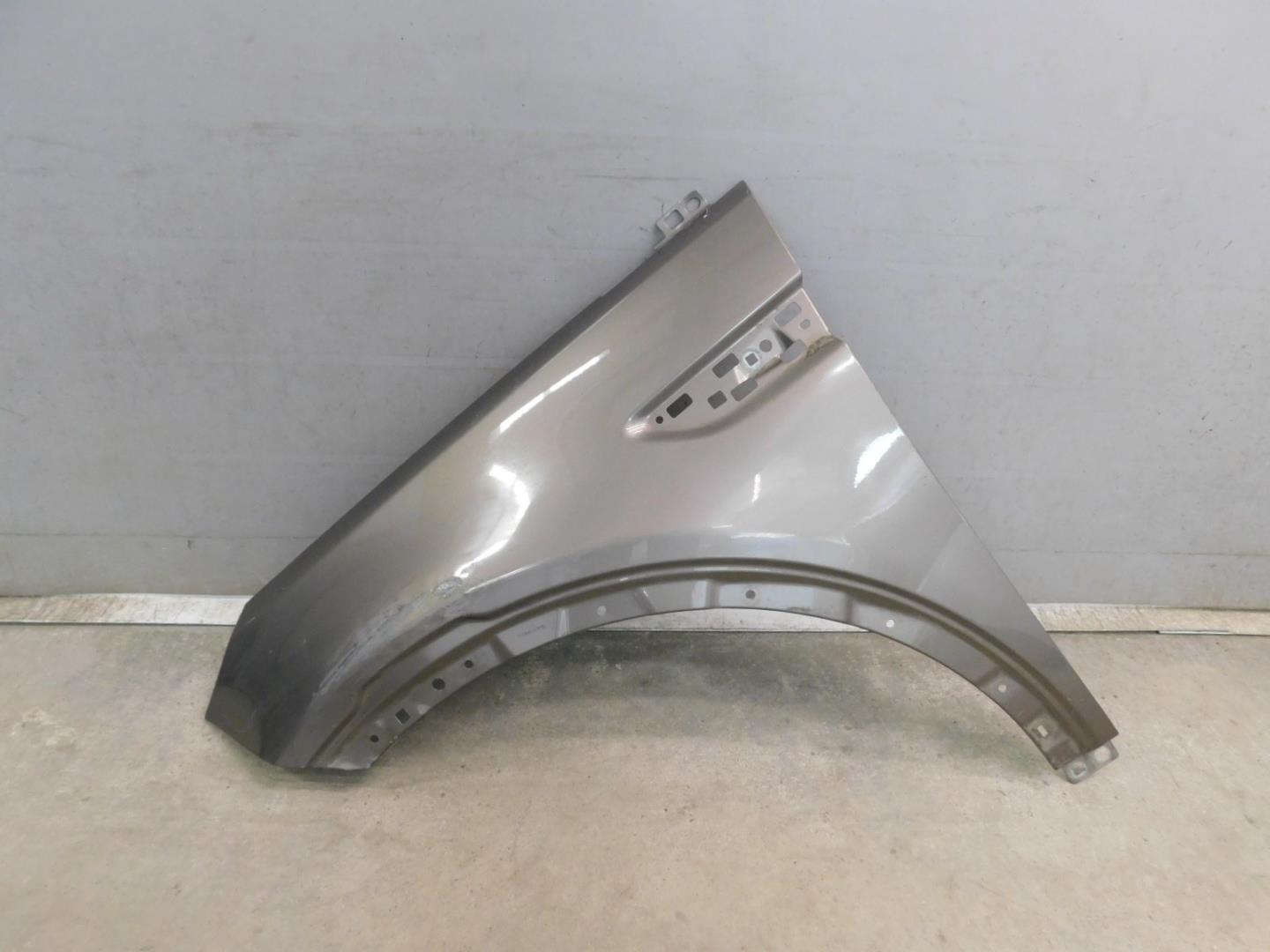 Крыло переднее левое