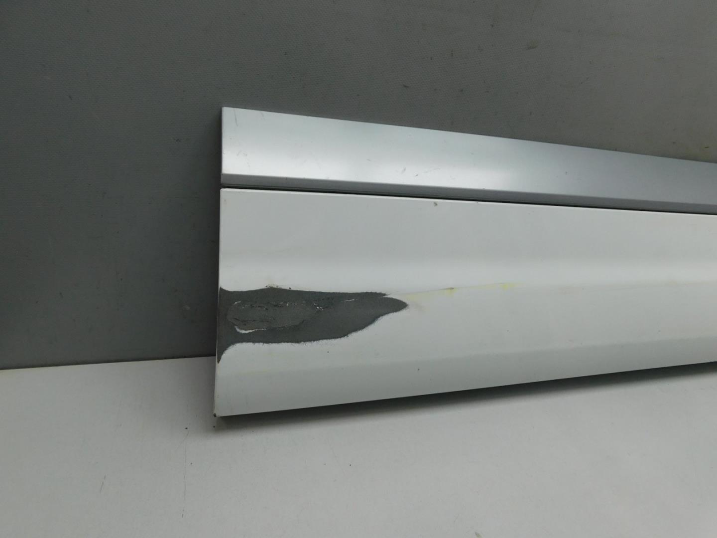 Накладка двери передней правой