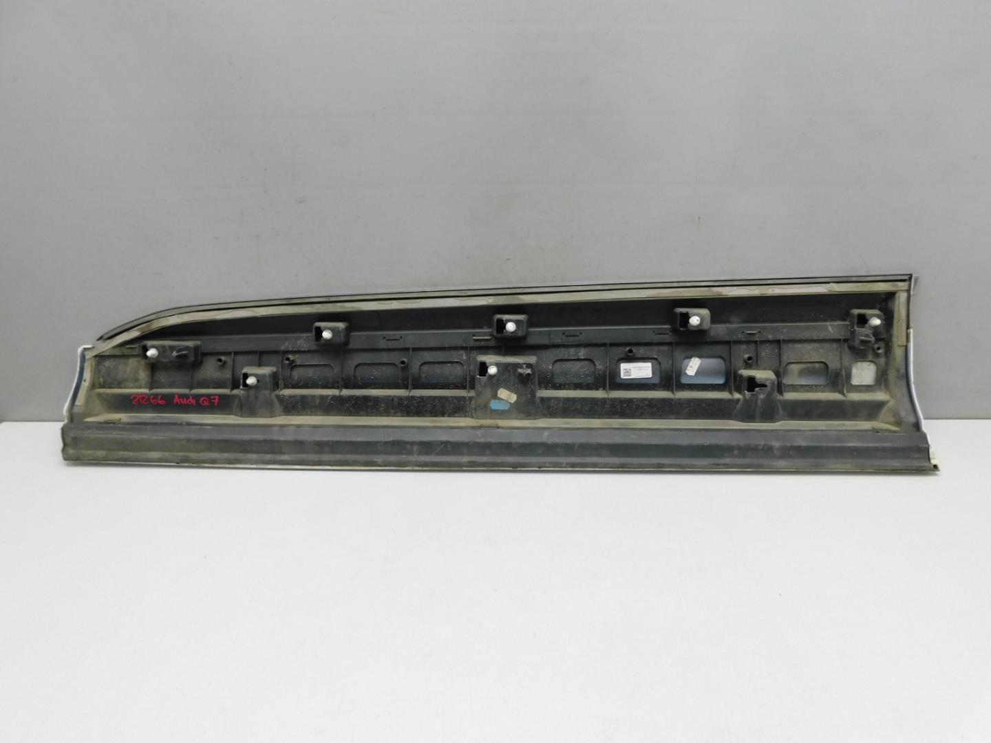 Накладка двери передней правой