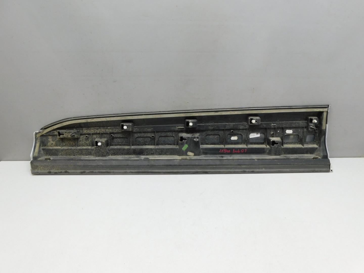 Накладка двери передней правой