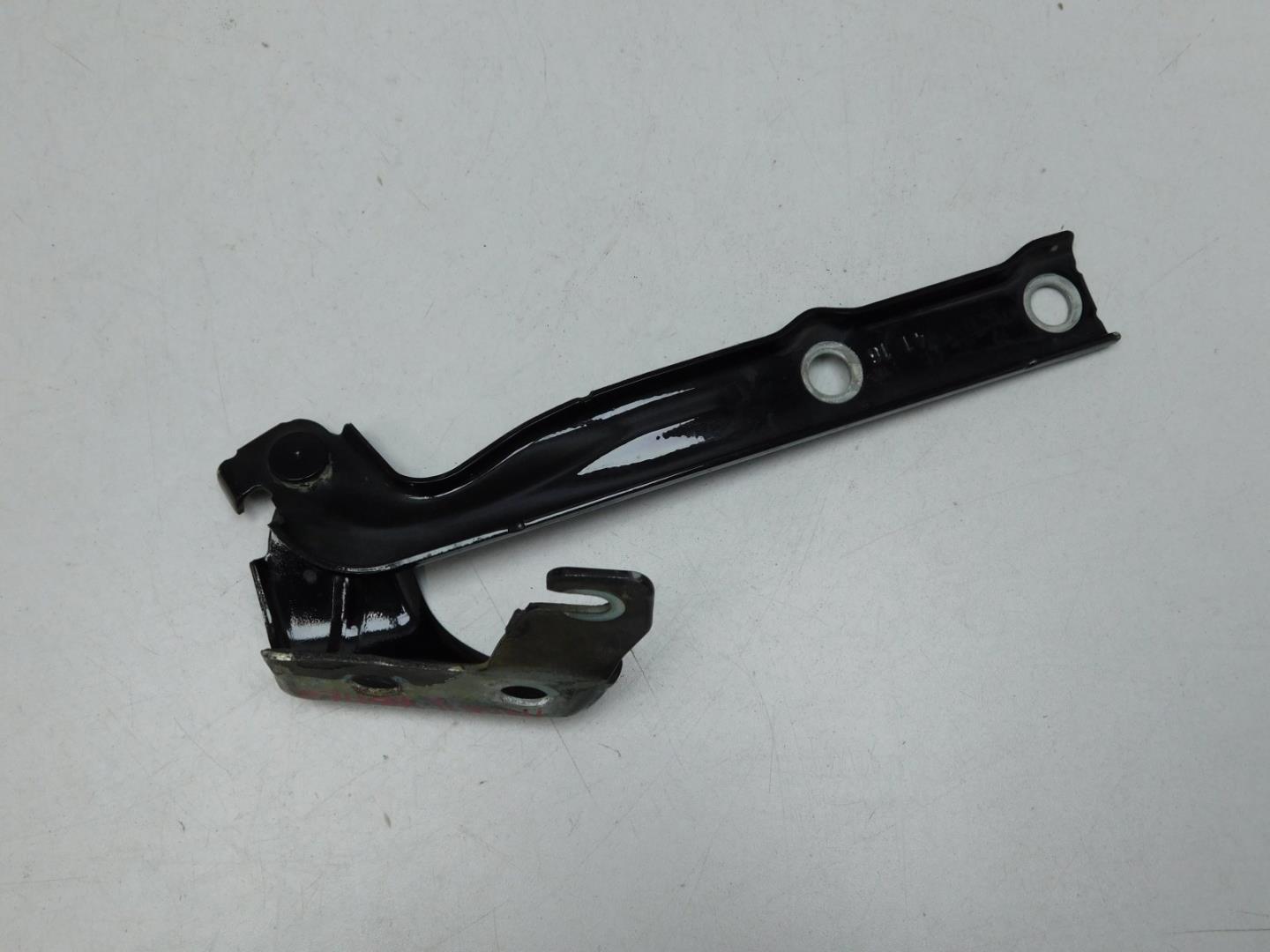 Петля капота левая