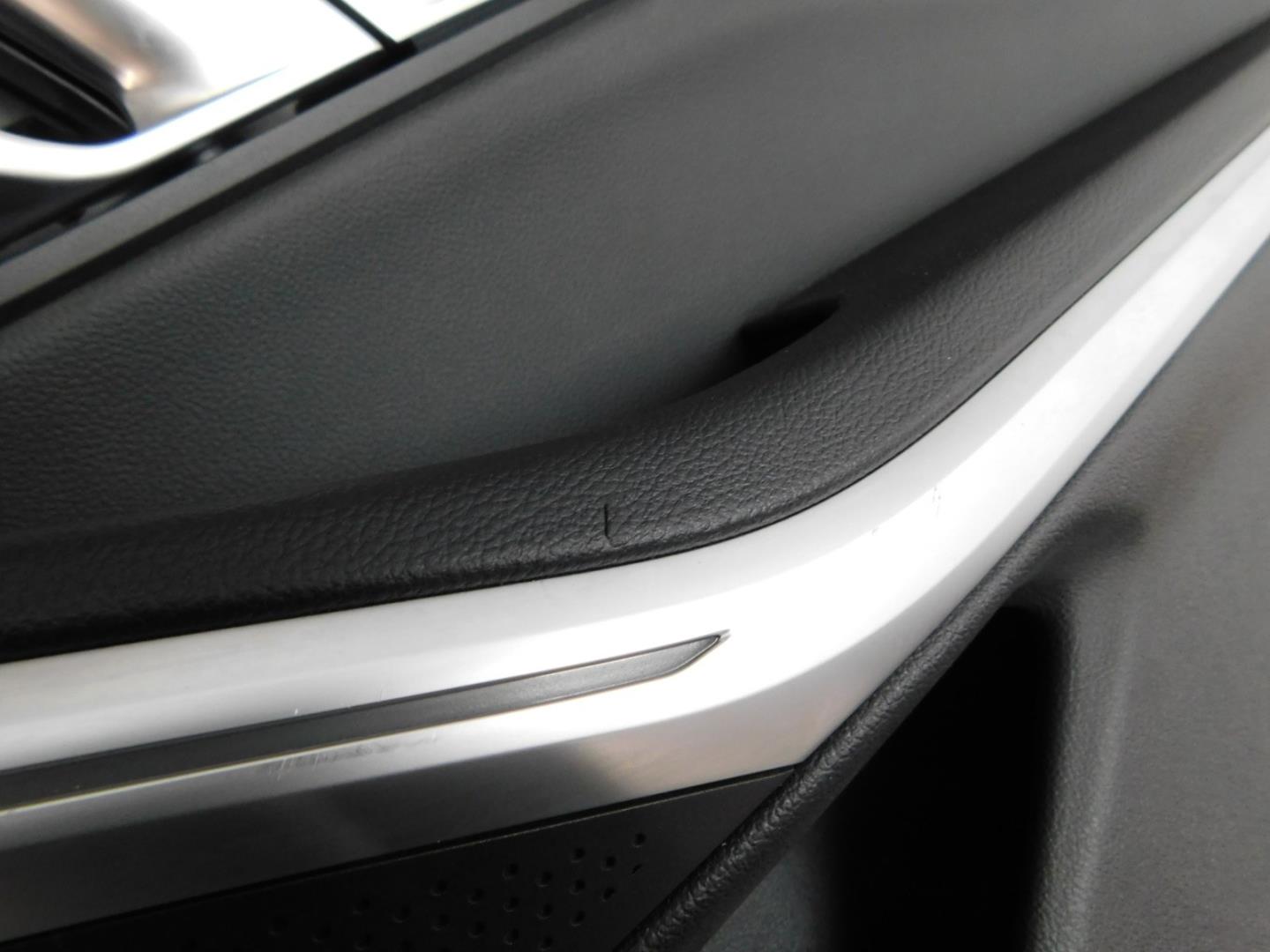 Обшивка двери передней правой