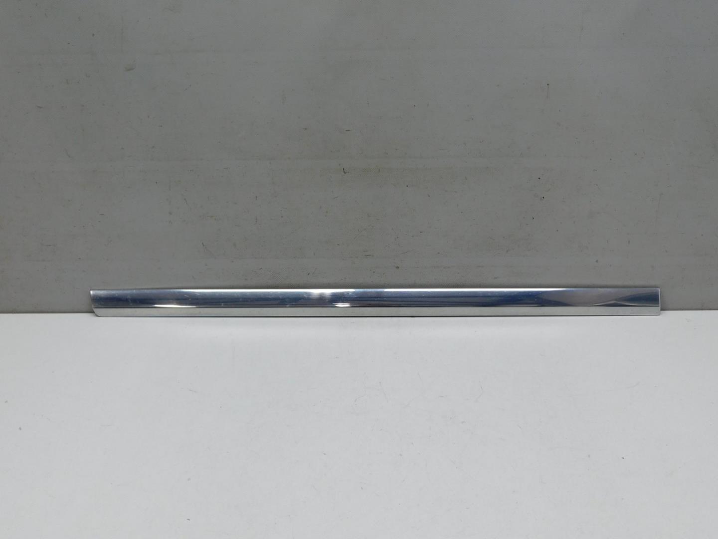 Молдинг двери передней левой