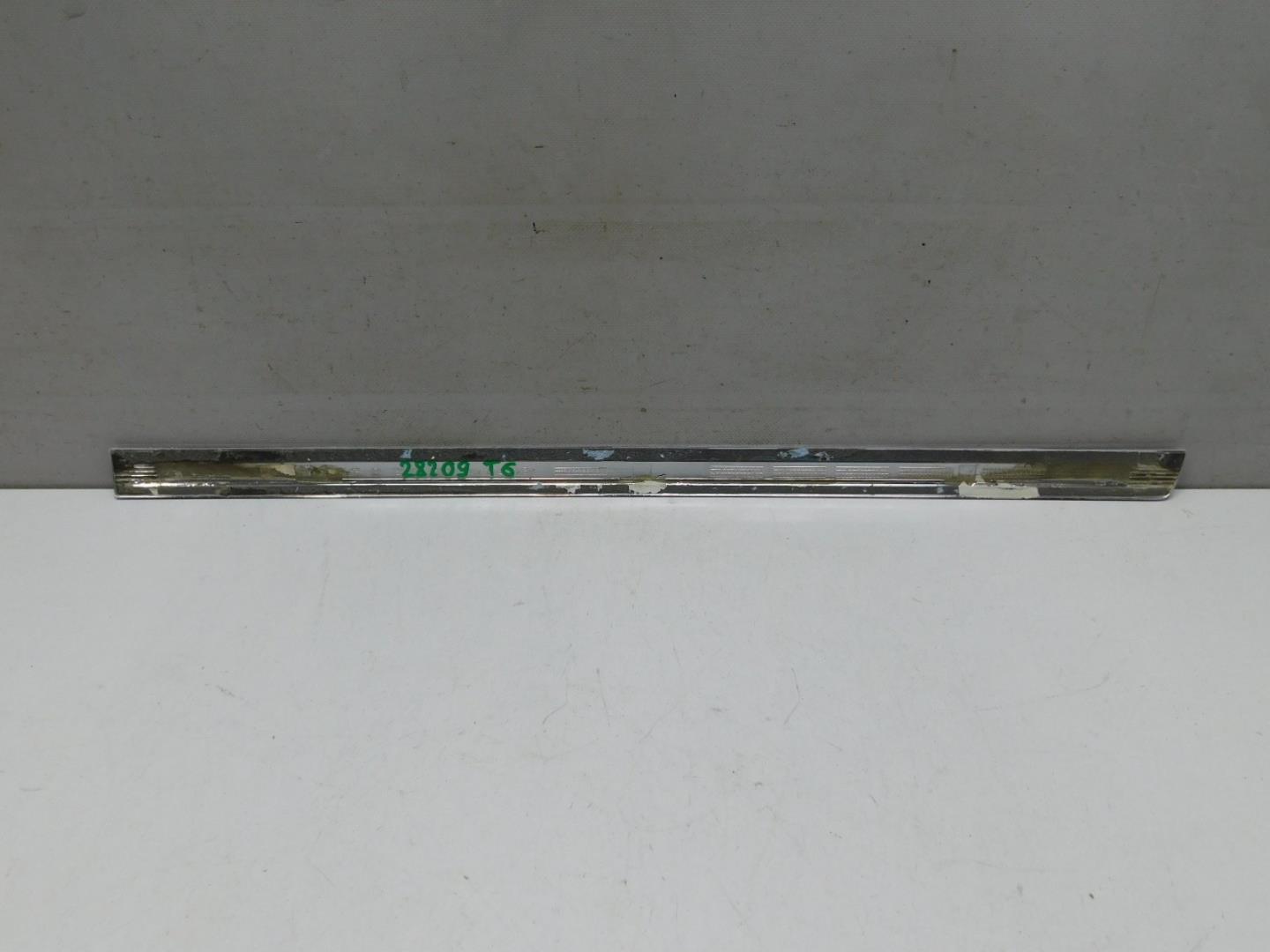 Молдинг двери передней левой