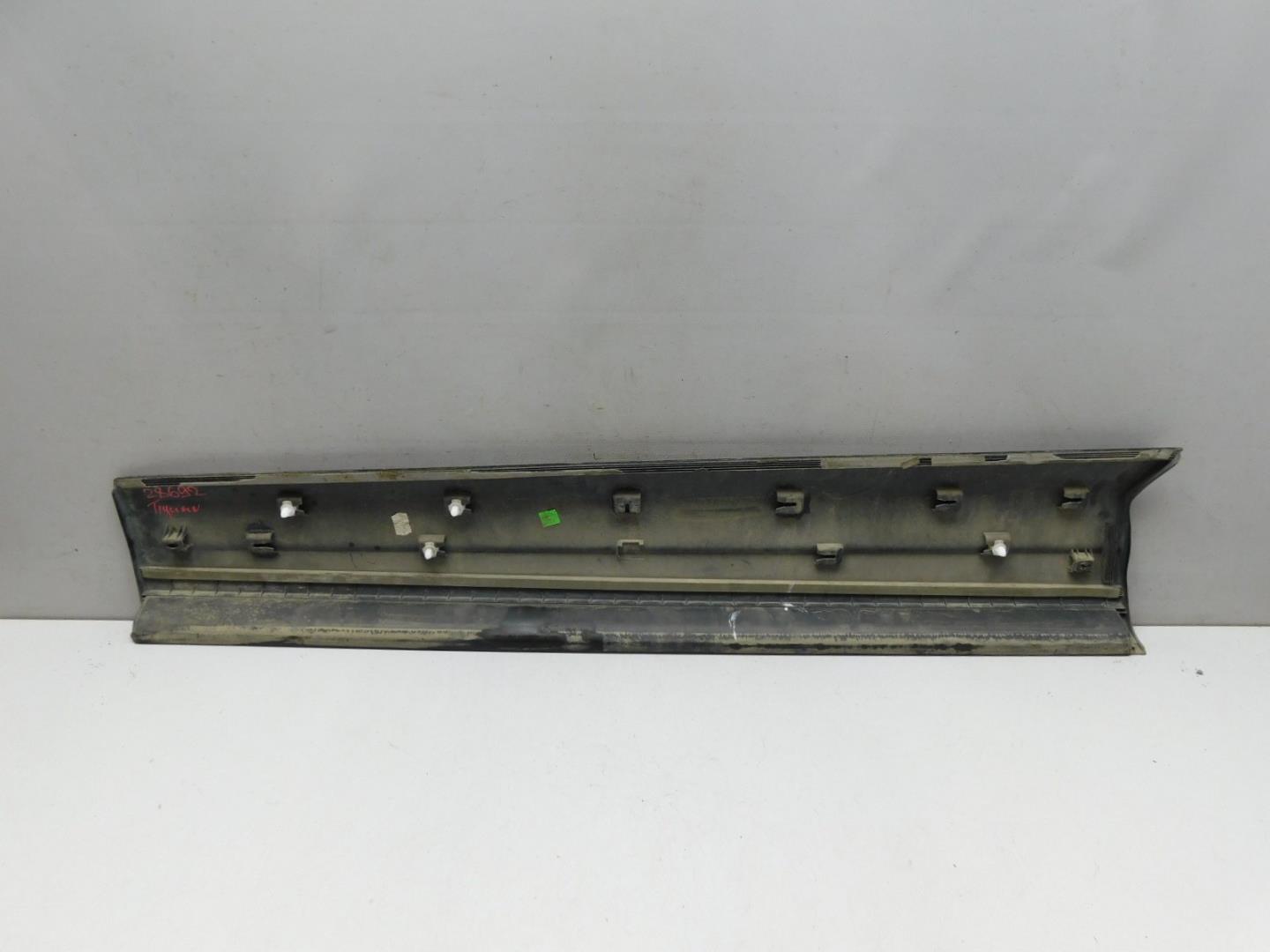 Накладка двери передней правой