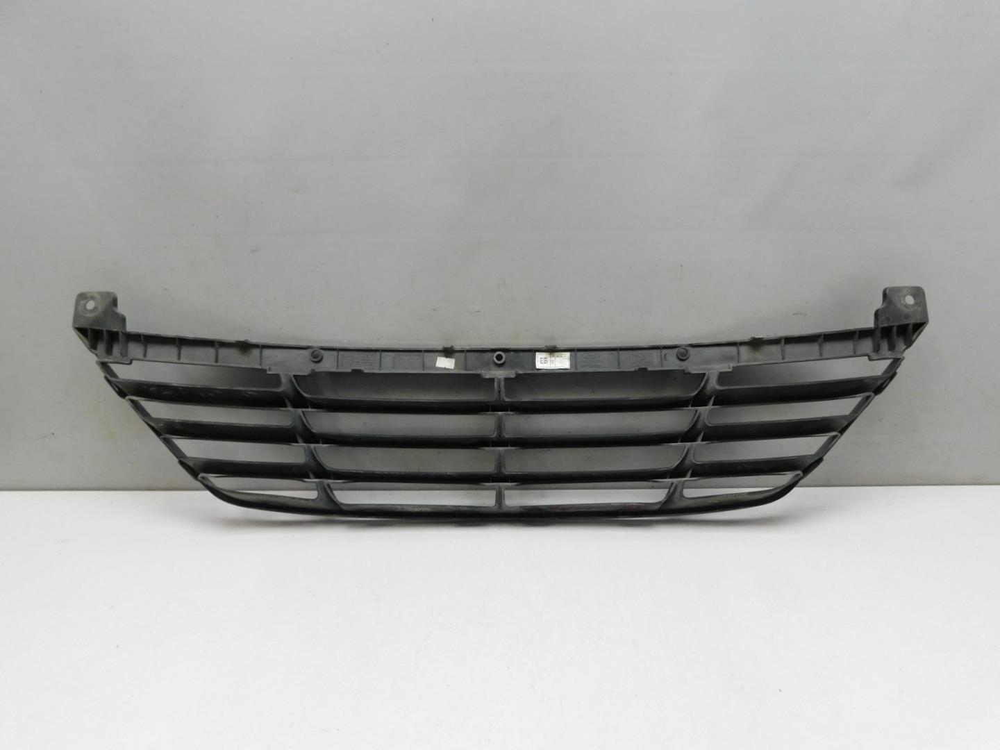 Решетка в бампер центральная