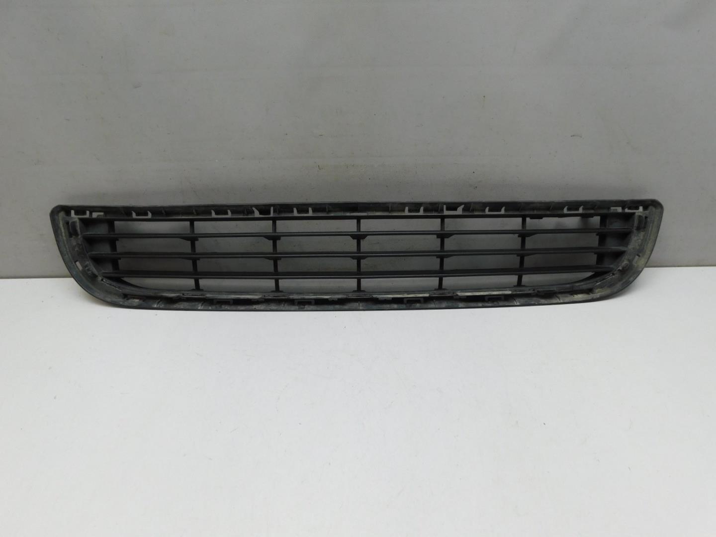 Решетка в бампер центральная