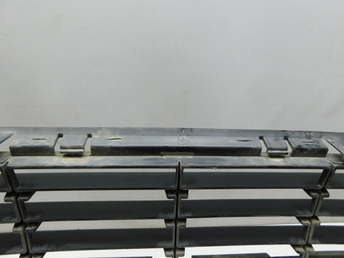 Решетка в бампер центральная