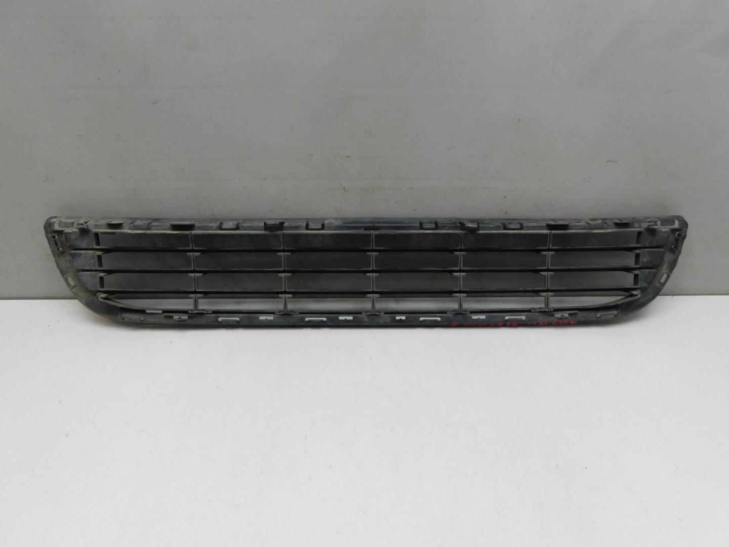 Решетка в бампер центральная