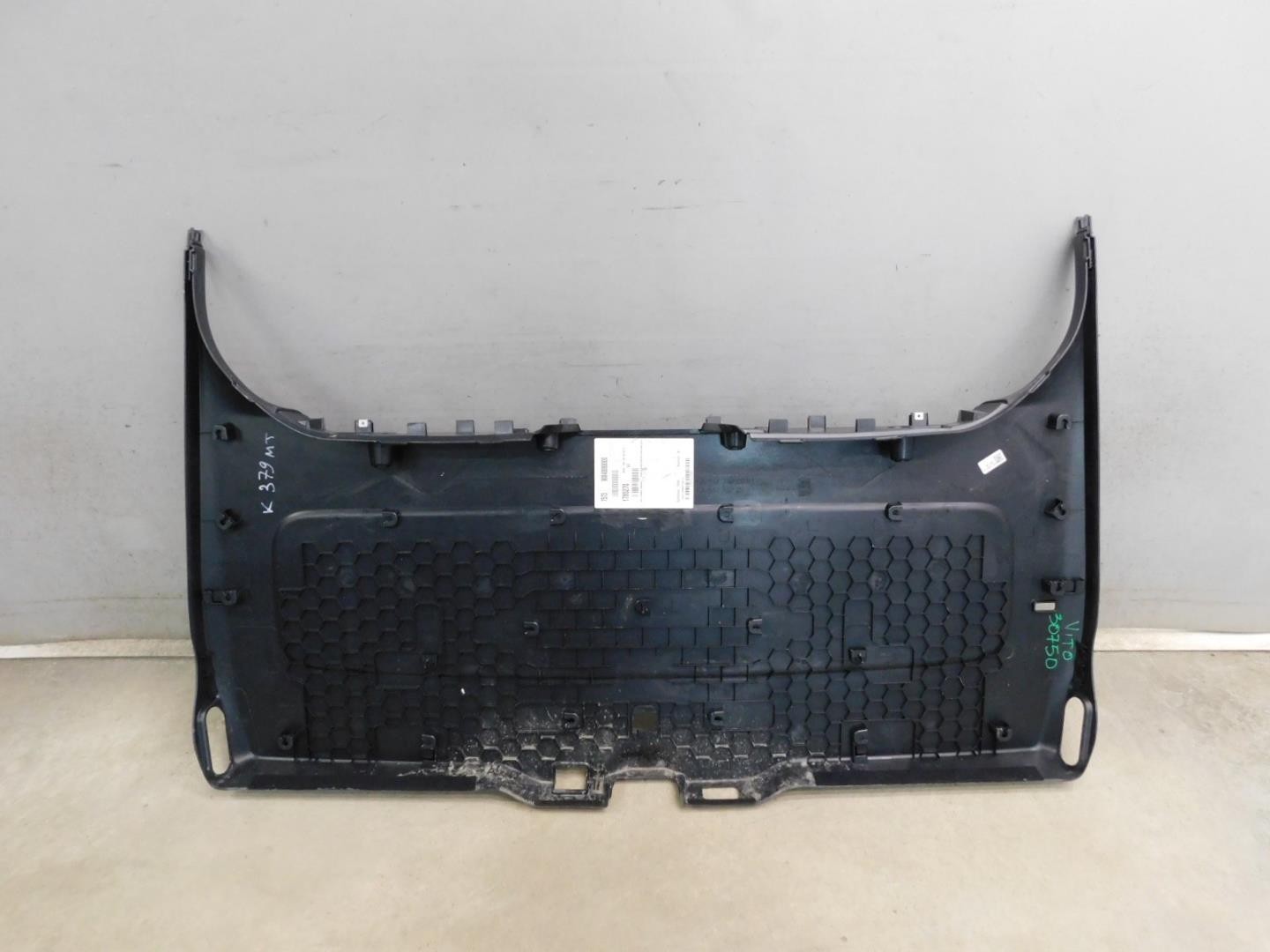 Обшивка двери багажника