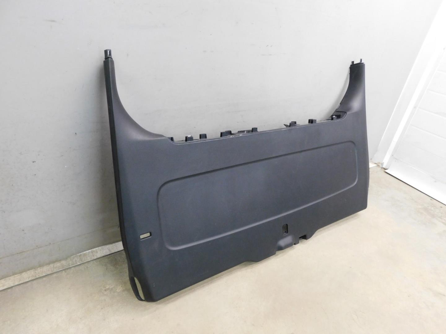 Обшивка двери багажника