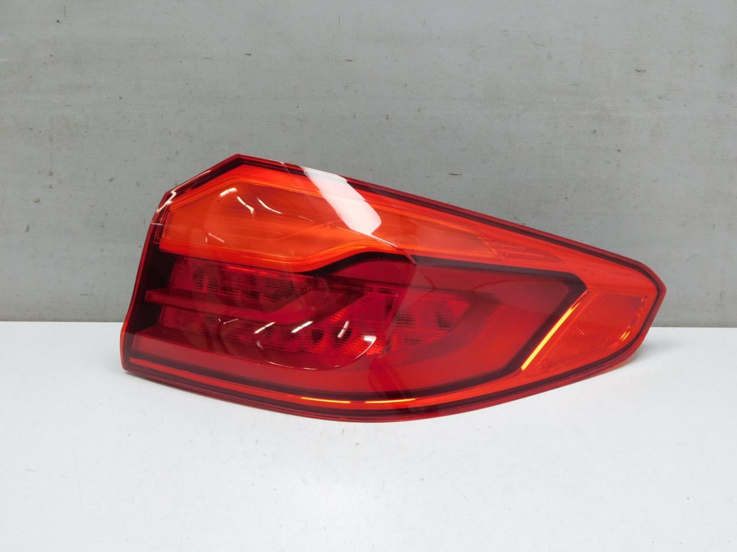 Фонарь задний наружный правый