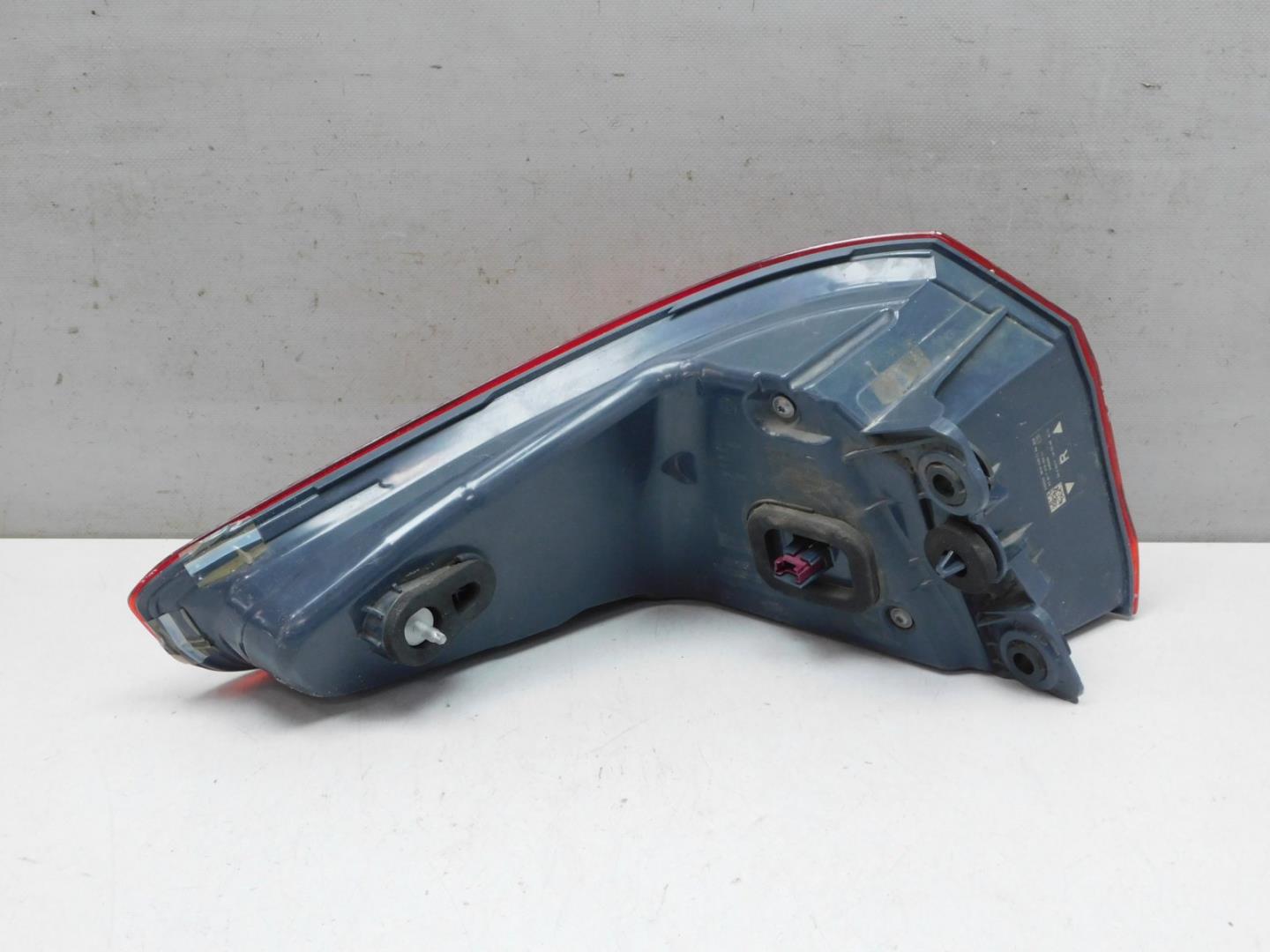 Фонарь задний наружный правый