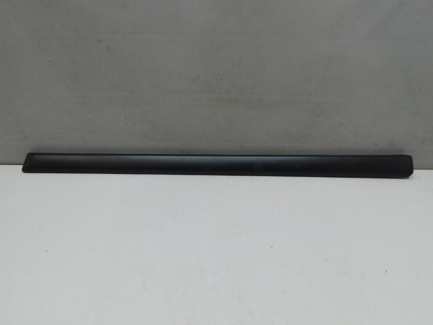 Молдинг двери передней левой