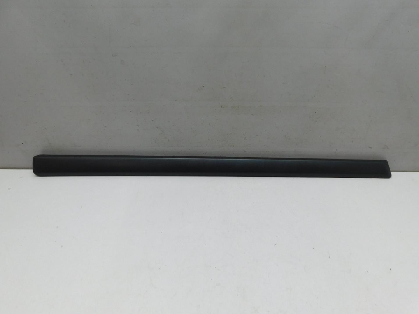 Молдинг двери передней левой