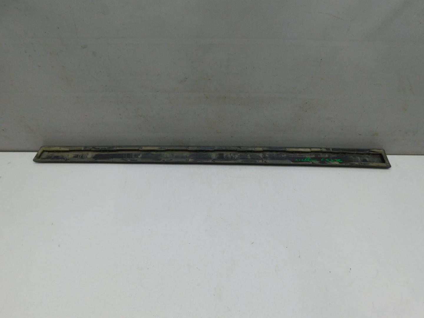 Молдинг двери передней левой