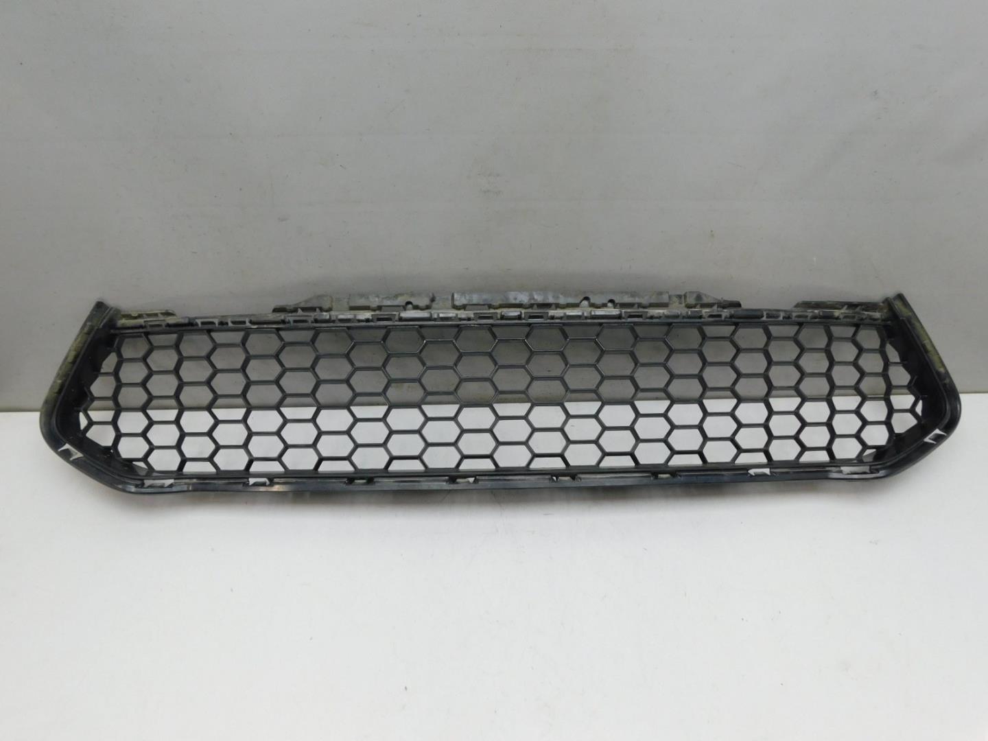 Решетка в бампер центральная