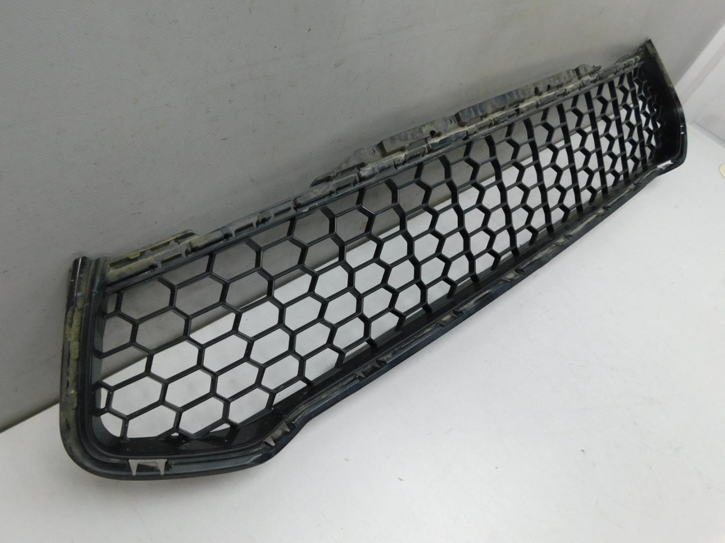 Решетка в бампер центральная