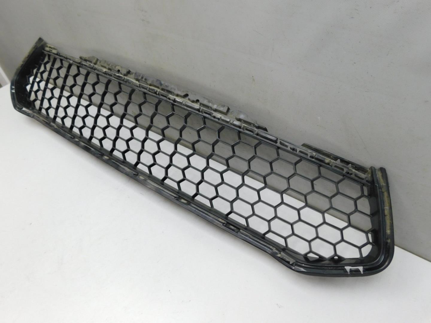 Решетка в бампер центральная