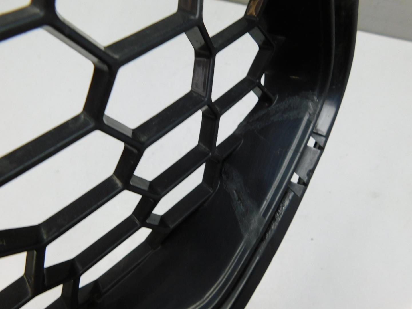 Решетка в бампер центральная