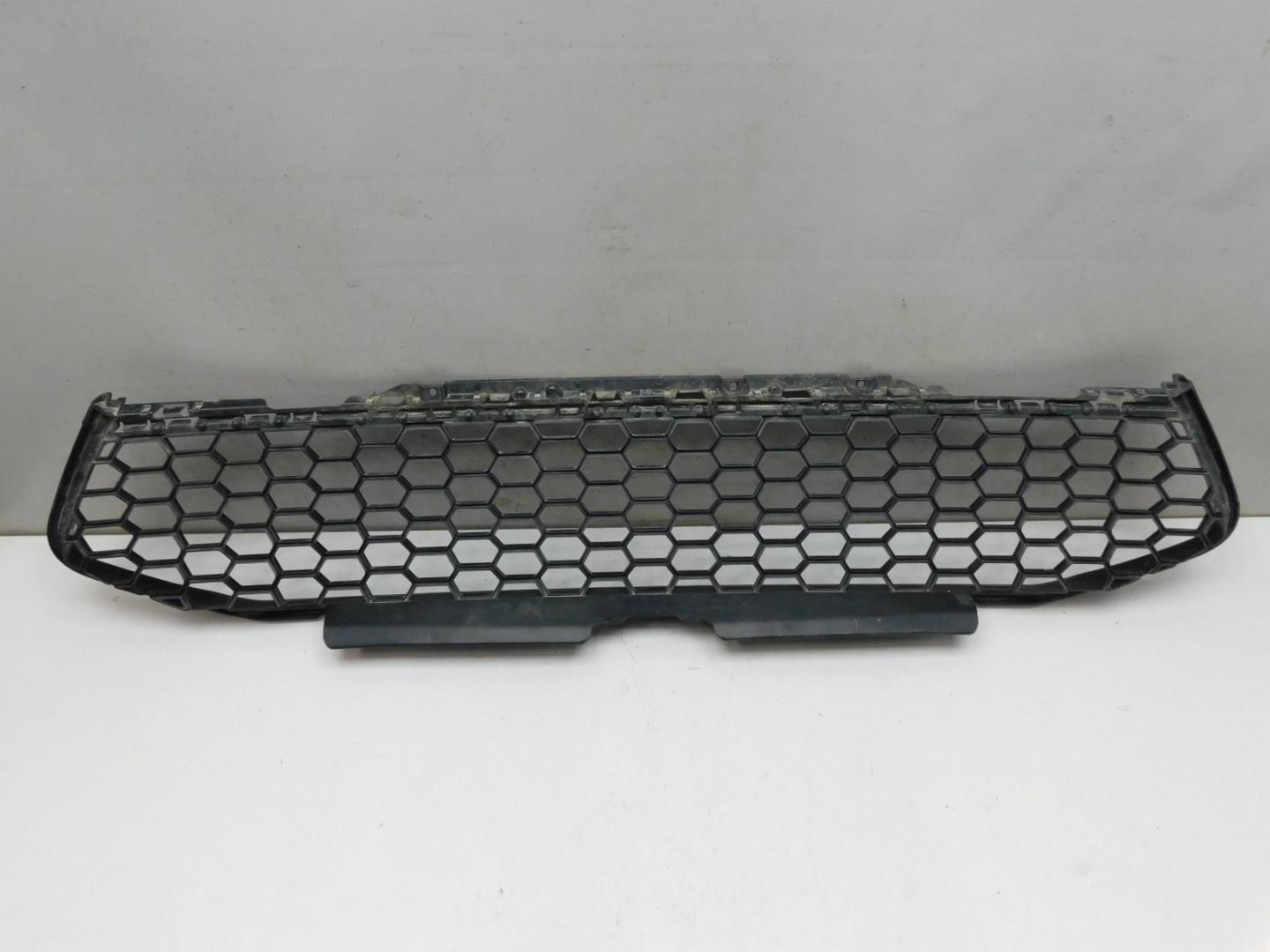 Решетка в бампер центральная