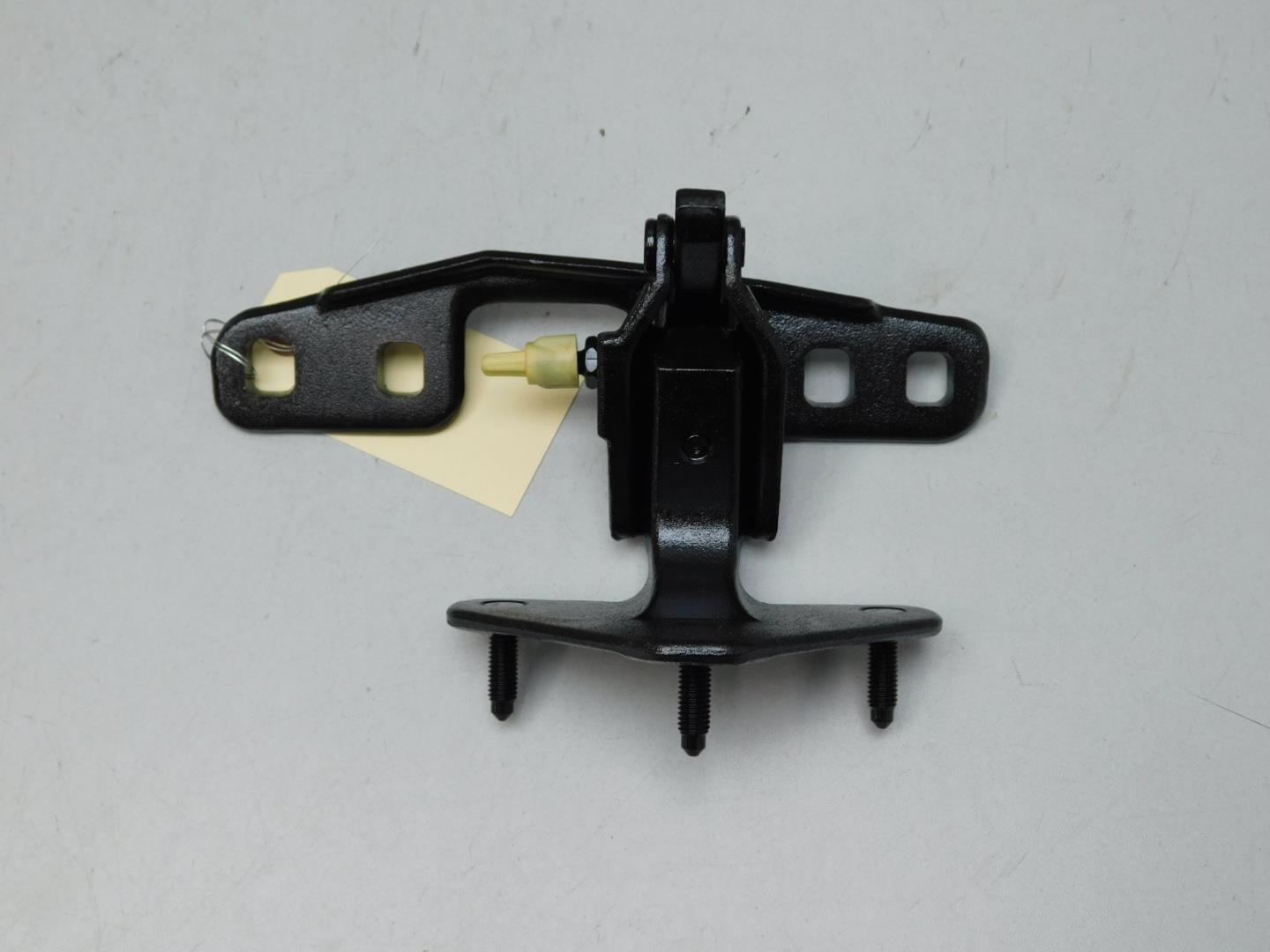 Петля двери багажника