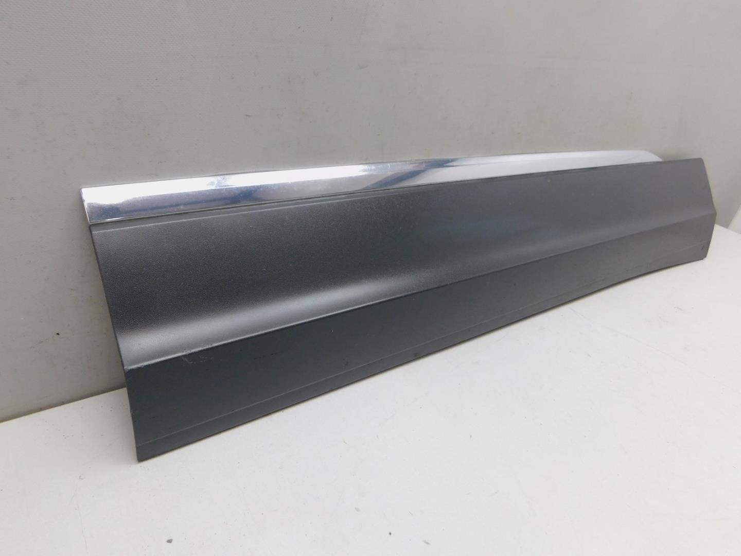 Накладка двери передней правой